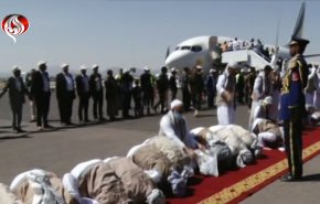 شاهد.. لحظة استقبال أسرى الجيش واللجان الشعبية في صنعاء
