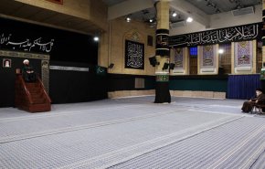 القائد يقيم مجلسا للعزاء بمصاب النبي الاعظم وسبطه (عليهما السلام)