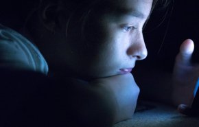 بهذه الاساليب يمكننا تقليل ضرر الهواتف المحمولةعلى البصر