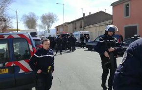 شرطة فرنسا: المقتول طعنا نشر رسوما مسيئة للنبي محمد