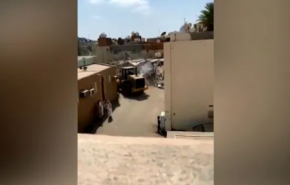 شاهد/بعد قتله أفراداً من قبيلة الحويطات.. بن سلمان يهدم حياً بجدة
