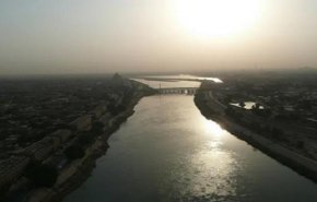شاهد.. عراقية تلقي طفليها في نهر دجلة من أعلى جسر!