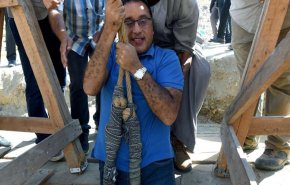 شاهد لاول مرة رئيس وزراء مصر وهو يتدلى بحبل!