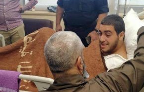 الاردن .. شاهد والد فتى الزرقاء يزور نجله في المستشفى