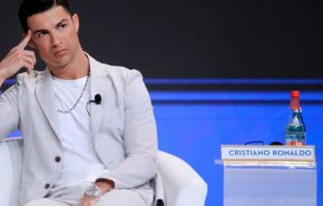 شاهد: رونالدو المصاب بكورونا يفاجئ محبيه بفيديو من خلف الزجاج!