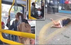 شاهد.. لحظة اعتداء راكب على امرأة بصقت في وجهه والسبب غريب!
