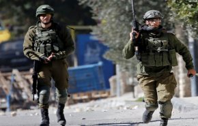 شاهد..استشهاد شاب فلسطيني على يد جنود الاحتلال