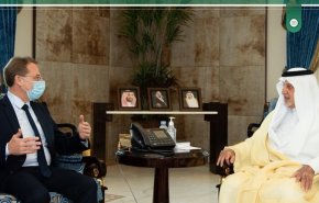 مسؤولون سعوديون يستقبلون السفير الفرنسي بحفاوة