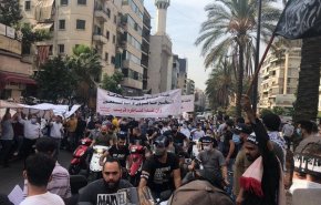 متظاهرون يرشقون الحجارة أمام السفارة الفرنسية في بيروت