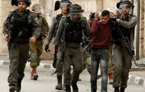 شاهد..جنود الاحتلال يعتدون بوحشية على فتى قبل اعتقاله في الخليل