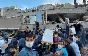 شاهد مقطع صادم للحظة انتشال سيدة من تحت أنقاض زلزال تركيا
