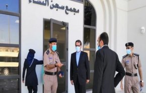 السفير الإيراني يلتقي السجناء الإيرانيين في عمان