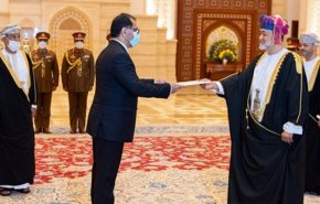 السفير الايراني الى مسقط يلتقي سلطان عمان ويقدم اوراق اعتماده
