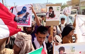 شاهد..يمنيون يخرجون ضد التواجد الإسرائيلي بسقطرى ويدينون التطبيع