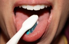 إليكم طرق طبيعية وبسيطة لتنظيف اللسان 