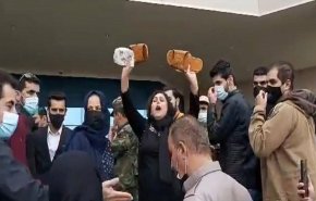 ذوو شهداء الحرب ضد داعش في أربيل يحرقون مساعدات اميركية 