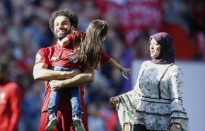 مسؤول مصري يعتذر لمحمد صلاح وأسرته ويقاطع الإعلام