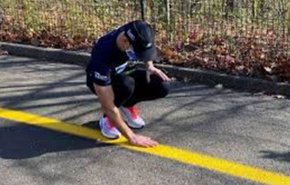 شاهد..رجل كفيف يعدو 5 كيلومترات بمساعدة تطبيق خاص! 
