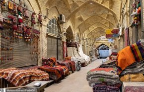 إيران تغلق المؤسسات غير الأساسية ضمن إجراءات لمواجهة كوفيد-19