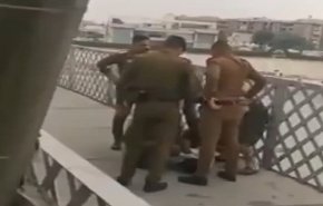 بالفيديو.. شاب عراقي يحاول رمي نفسه من جسر الصرافية في بغداد
