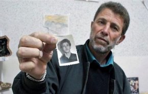 شاهد.. وقفة تضامنية في فلسطين مع أقدم أسير في العالم!