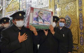 شاهد.. وصول جثمان الشهيد فخري زادة إلى مدينة مشهد وتشييعه داخل مرقد الإمام الرضا (ع)
