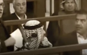 شاهد.. مشادة ساخنة بين الأخ غير الشقيق لـ'صدام' وطارق عزيز أثناء محاكمتهما