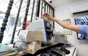 بالإمكان تأمينها.. برلماني يحمل الحكومة المسؤلية الكاملة لتأخر الرواتب