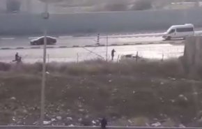 شاهد..لحظة استشهاد شاب فلسطيني برصاص الاحتلال