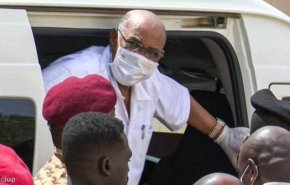 نقل 'البشير' إلى المستشفى.. وغموض حول صحته