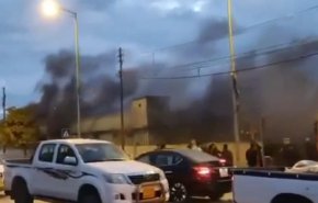 العراق.. إحراق مقرات الأحزاب الكردية في السليمانية
