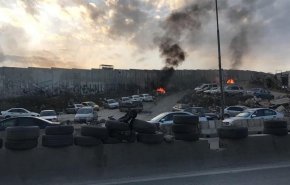 اشتباكات في معبر قلنديا احتجاجا على استهداف الشاب الفلسطيني