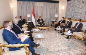 الاحمر يرحب بالتواجد الأمريكي العسكري في المياه اليمنية والمهرة!