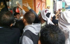 احتجاجات بالمناطق التي يسيطر عليها هادي بعد انهيار الريال اليمني 

