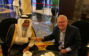 تركي الفيصل هاجم الاحتلال..ويادلين ينشر صورة تذكارية مع الأمير!