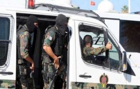 شاهد.. جرحى في اشتباكات عنيفة بتونس
