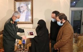 منح وسام 'نصر' من الدرجة الاولى لاسرة الشهيد فخري زادة