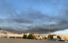 شاهد.. سحابة سوداء تغطي مدينة جدة بعد انفجار سفينة بريطانية