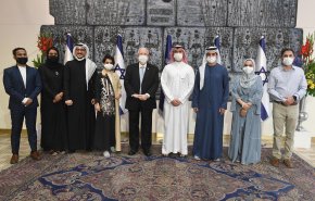 إماراتيون وبحرينيون يضيئون شمعدان عيد يهودي في القدس المحتلة
