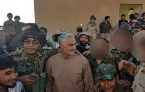 شاهد.. الشهيد سليماني يتفقد ابطال لواء فاطميون في سورية