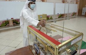 كويتيون يطعنون على الانتخابات البرلمانية بسبب الكمامات
