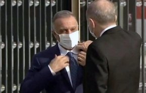 الكاظمي يعلق على لقطة تعديل قميصه من قبل أردوغان