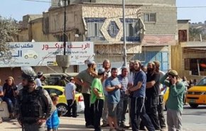 شاهد..مجموعة من المستوطنين يعربدون والفلسطينيون يكبرون لمواجهتهم