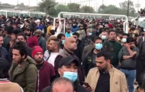 بالفيديو.. الآلاف من اهالي بغداد يتظاهرون امام وزارة المالية
