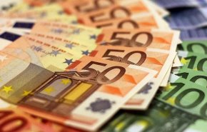 محاكمة رجل أعمال أوروبي ألقى آلاف اليوروهات المزيفة على عمال في دبي
