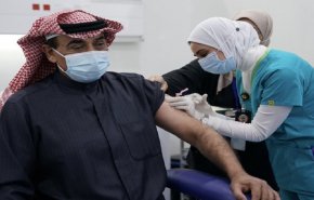 رئيس الوزراء الكويتي يفتتح حملة التلقيح ضد كورونا
