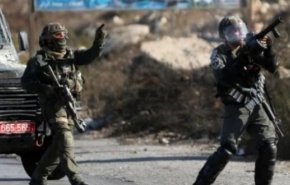الاحتلال يصيب فلسطينيين خرجوا رفضا لإقامة بؤرة استيطانية في رام الله