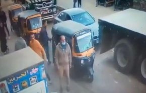 بالفيديو: مصري يلاحق الناس في الشوارع ويطعنهم بالسكين !

