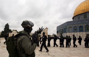الاحتلال يزيل أعلام فلسطين من القدس المحتلة