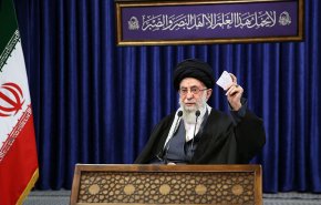 ماذا كُتب على اللوحة التي ظهرت خلف قائد الثورة الاسلامية؟
